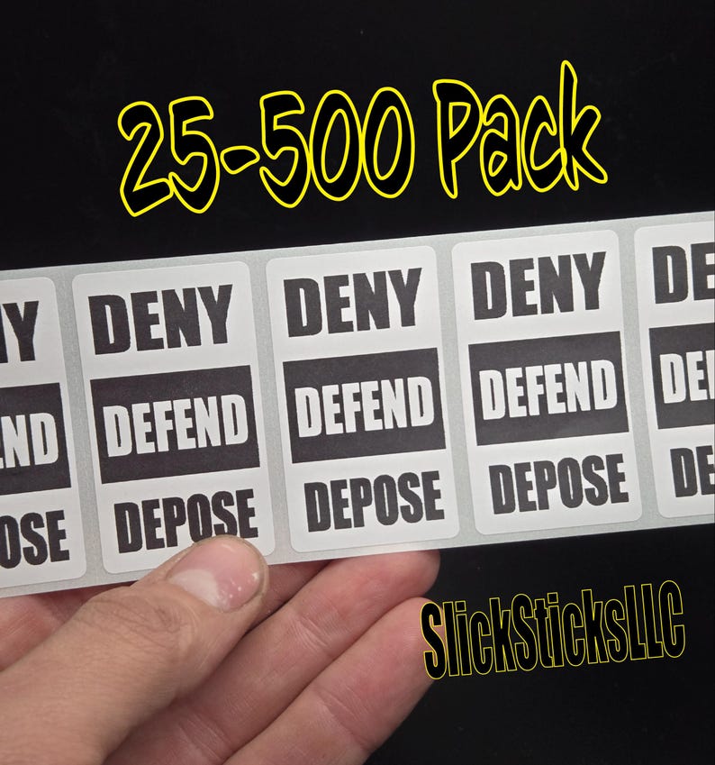 K&ouml;nnte beinhalten: Eine Bogen mit 25-500 Aufklebern mit den Worten "DENY DEFEND DEPOSE" in Schwarz auf wei&szlig;em Hintergrund. Die Aufkleber sind auf wei&szlig;em Hintergrund.