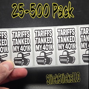 Könnte beinhalten: Eine Bogen mit 25-500 Aufklebern mit einem schwarzen und weißen Panzer-Motiv und dem Text "Tariffs Tanked My 401k".