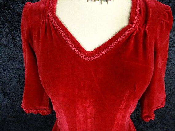 Stunning vintage red velvet dress, 80s/90s, handm… - image 9