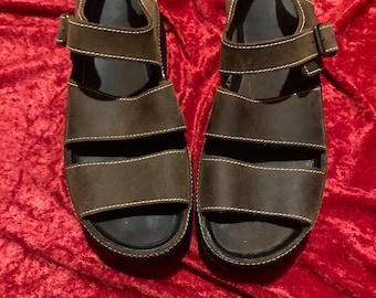 ¡Raro! Sandalias de plataforma vintage de Buggy Shoes, de cuero marrón, de los años 90.