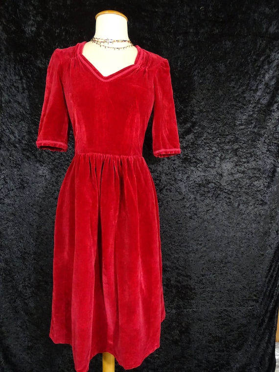 Stunning vintage red velvet dress, 80s/90s, handm… - image 2