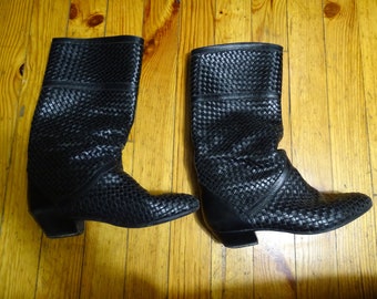 Bottes vintages  tressées en cuir noir, années 80.