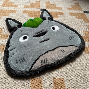 Kleiner Totoro Kopfteppich von Mein Nachbar Totoro - Tonari no Totoro (1988). Kleiner, dekorativer Teppich.