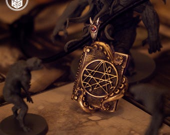 Colgante Necronomicon Libro de la Muerte Lovecraft fabricado en latón por KAIKO