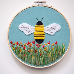 Felt Bee Embroidery Kit/Bee Sewing/Craft Kit/Kid Craft Kit/Kid Sewing Kit/Learn to Sew/Summer Sewing Craft/Felt Craft Kids/Adult Craft Kit