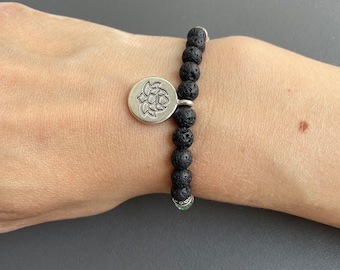 Schwarzes Yoga Armband mit Lavasteinen blauen Perlen und silbernem Lotus Blüten Anhänger