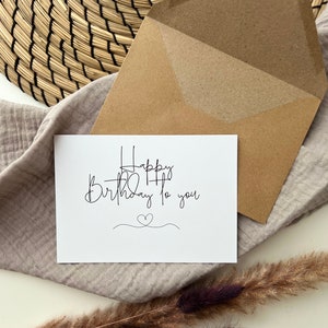 Cartão postal de feliz aniversário com envelope de papel kraft