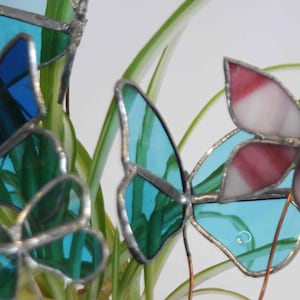 Segnavanti per piante a forma di farfalla in vetro colorato, realizzati a mano, con filo di rame regolabile.