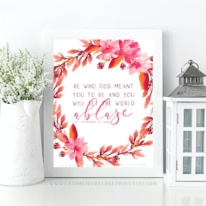 Puede incluir: Impresión de arte imprimible con una corona floral de acuarela en tonos rosa y naranja. La cita "Sé quien Dios quiso que fueras y encenderás el mundo" está escrita en letra rosa con la atribución "Santa Catalina de Siena".