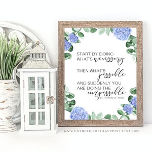 Puede incluir: Una cita imprimible de San Francisco de Asís: "Comienza haciendo lo necesario, luego lo posible, y de repente estarás haciendo lo imposible." La cita está rodeada de hortensias azules y hojas verdes.