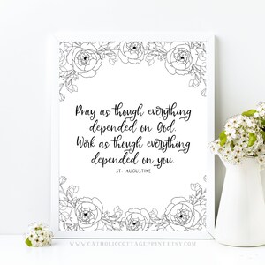 Könnte beinhalten: Schwarzweißes druckbares Zitat mit floralem Rand. Das Zitat lautet "Bete, als ob alles von Gott abhinge. Arbeite, als ob alles von dir abhinge. - Augustinus".