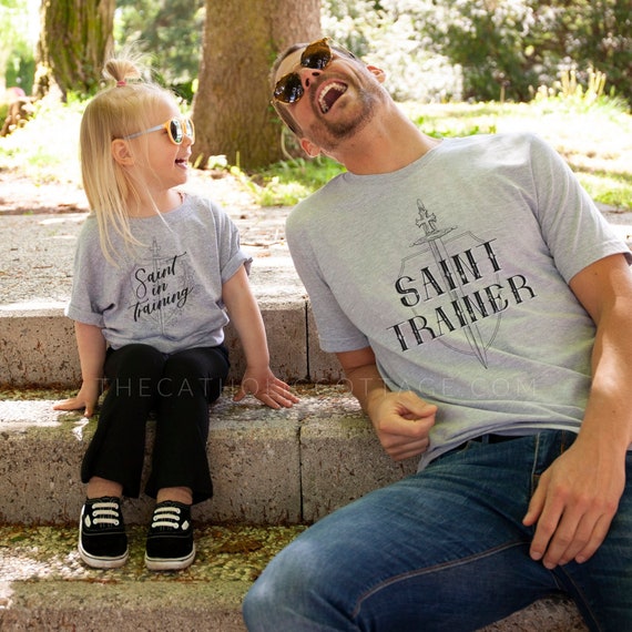 Camiseta Saint Trainer Ropa catolica para hombres Padre catolico maestro papa regalo del abuelo Camiseta de manga corta de jersey unisex Etsy Espana
