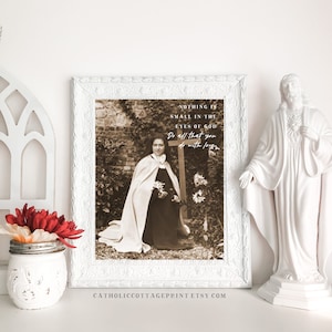 St Thérése van Lisieux portret printbaar citaat - "Niets is klein in de ogen van God. Doe alles wat je doet met liefde." - Katholieke download