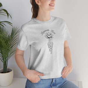Floral Memento Mori T Shirt - Skeleton hand holding a flower - Catholic Apparel for Women and Girls - Unisex Short Sleeve Tee afbeelding 6