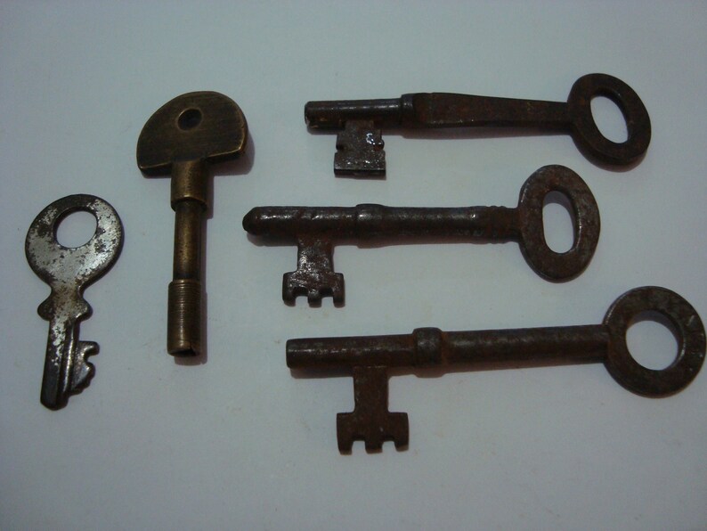 5 Vintage Old Keys Skeleton Keys Rustic Decor Wedding Etsy