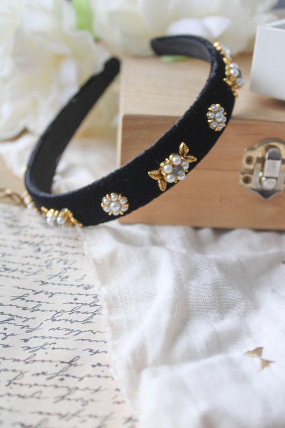 Serre-tête en velours noir avec perles • Dark academia headband • Old money hair accessories