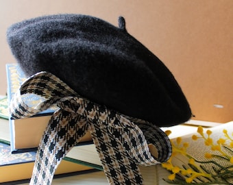 Béret femme en laine noir avec nœud tartan fait-main, chapeau hiver, béret dark academia, béret light academia, béret style vintage