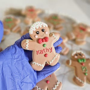 Gingerbread men with festive icing: the perfect gift for Christmas