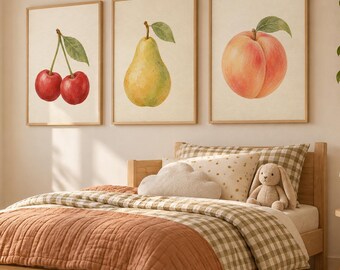 Juego de láminas infantiles de acuarela con motivos de frutas: cerezas, peras y melocotones.