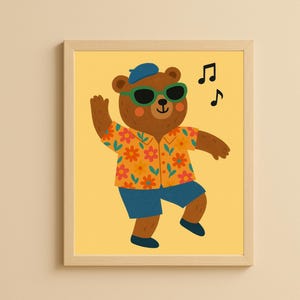 Puede incluir: Ilustración enmarcada de un oso pardo bailando con gafas de sol, gorra azul, camisa floral y pantalones cortos azules. El oso baila con notas musicales de fondo. La obra de arte está sobre un fondo amarillo.