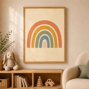 Puede incluir: Una lámina de arte mural rectangular en un marco de madera clara con una ilustración de arcoíris centrada. El arcoíris consta de cinco arcos concéntricos en tonos apagados de terracota, amarillo, verde salvia y azul sobre un fondo crema.