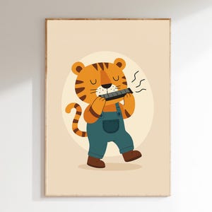 Può includere: Illustrazione incorniciata di una tigre dei cartoni animati che suona l'armonica. La tigre è arancione con strisce nere e indossa una tuta blu e scarpe marroni. Lo sfondo è beige chiaro con un ovale beige più chiaro dietro la tigre.