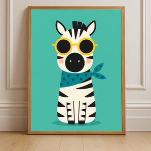 Op de afbeelding: Een ingelijste kunstdruk met een cartoonzebra met een gele zonnebril en een blauwe bandana met stippen. De zebra heeft zwart-witte strepen en staat tegen een turquoise achtergrond. De lijst is lichtbruin.
