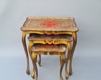 Set of three wood nesting tables in Florentine style, gold and red ++