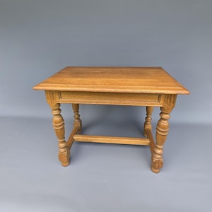 Elegant French Provincial oak small coffee table / plant stand ++