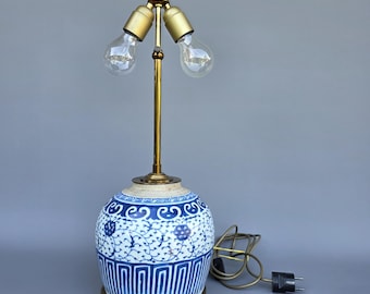 Pot antique chinois bleu et blanc, avec supports de lampe ++