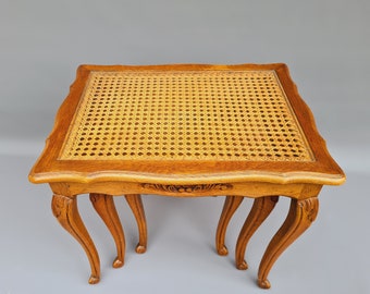 Belles tables gigognes vintage en chêne avec plateaux en cannage et verre, style Louis XV, belle qualité ++