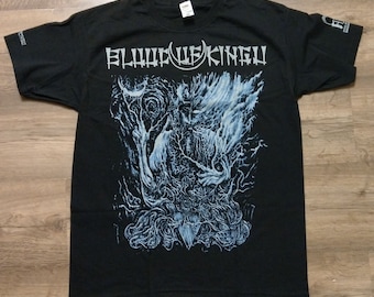May include: Black t-shirt with a white graphic print of a tree with a crescent moon and the text "BLUDWURM KINGU".