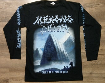 Könnte beinhalten: Schwarzes Langarmshirt mit einem Grafikdruck einer Band namens "Mekong Delta" und dem Text "Tales of a Future Past".