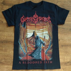 Op de afbeelding: Zwart T-shirt met een rood en wit bandontwerp met de tekst "A BLOODRED PATH" en de bandnaam "SORROW-STRICKEN".