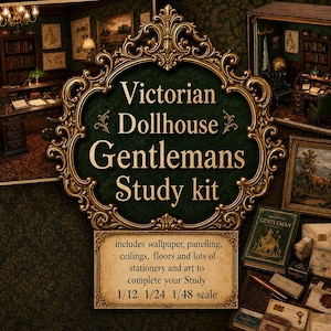 Può includere: Un kit di studio per gentiluomo per casa delle bambole vittoriana con carta da parati, pannelli, soffitti, pavimenti, cancelleria e arte in miniatura. Il testo recita Victorian Dollhouse Gentlemans Study kit e include scale 1/12, 1/24, 1/48.