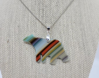 Puede incluir: Un collar de cadena de plata con un colgante con forma de oso. El colgante está hecho de ágata colorida con rayas de color marrón, naranja, amarillo, blanco y azul.