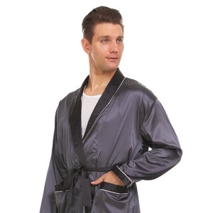 Bata de satén de seda para hombre - Cuello y puños negros de concha gris