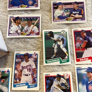 K&ouml;nnte beinhalten: Eine Sammlung von 10 Baseball-Sammelkarten mit verschiedenen Spielern aus der Fleer Super Stars-Serie von 1990. Die Karten zeigen Spieler von verschiedenen Teams, darunter die Boston Red Sox, die Chicago Cubs und die Texas Rangers. Die Karten sind in gutem Zustand und haben einen lila und wei&szlig;en Hintergrund.