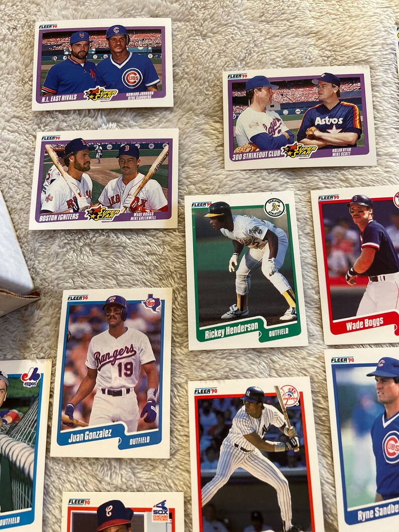 K&ouml;nnte beinhalten: Eine Sammlung von 10 Baseball-Sammelkarten mit verschiedenen Spielern aus der Fleer Super Stars-Serie von 1990. Die Karten zeigen Spieler von verschiedenen Teams, darunter die Boston Red Sox, die Chicago Cubs und die Texas Rangers. Die Karten sind in gutem Zustand und haben einen lila und wei&szlig;en Hintergrund.