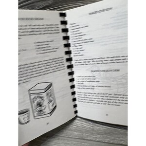 Puede incluir: Una ilustraci&oacute;n en blanco y negro de una lata de caf&eacute; y una taza de caf&eacute;. La lata de caf&eacute; tiene las palabras "The Flavor" y "Coffee" en ella. La taza de caf&eacute; tiene un asa y una peque&ntilde;a cantidad de caf&eacute; dentro.