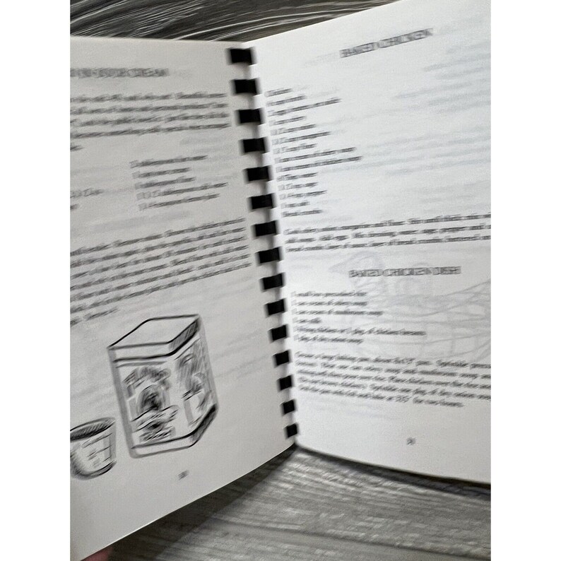 Puede incluir: Una ilustraci&oacute;n en blanco y negro de una lata de caf&eacute; y una taza de caf&eacute;. La lata de caf&eacute; tiene las palabras "The Flavor" y "Coffee" en ella. La taza de caf&eacute; tiene un asa y una peque&ntilde;a cantidad de caf&eacute; dentro.