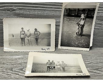 Tres fotos vintage en la playa en 1949: parejas (hombre y mujer) en bikini y traje de baño.