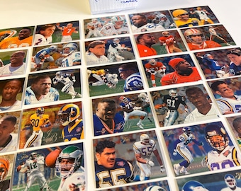 Può includere: Una collezione di carte da collezione di football americano con diversi giocatori di squadre diverse. Le carte sono disposte in file e colonne, con ogni carta che mostra un giocatore diverso in azione. Le carte sono tutte in perfette condizioni e presentano una varietà di colori, tra cui rosso, blu, verde e bianco.
