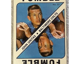 Op de afbeelding: Een vintage voetbalkaart met John Unitas van de Baltimore Colts. De kaart is blauw en wit met het woord "Fumble" in grote letters bovenaan. Het kaartnummer is 37.