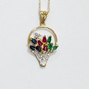 Vintage jaren 1980 massief 10k 2-kleurig geel- en witgoud natuurlijke saffier smaragd robijn diamant edelsteen bloemenmand hanger ketting 18"