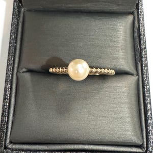Vintage 1990s Solid 10k Yellow Gold Cream Round Cultured Pearl Stackable Solitaire Ring With Beaded Shank 2.2g Size 9.75