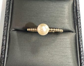 Vintage 1990s Solid 10k Yellow Gold Cream Round Cultured Pearl Stackable Solitaire Ring With Beaded Shank 2.2g Size 9.75