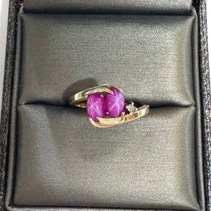 Anillo de cóctel vintage de los años 70 en oro amarillo macizo de 10k con zafiro rosa estrella ovalado cabujón de 1,4 ct y diamantes, modelo MCM Bypass Toi Et Moi Gemstone, talla 6.25.