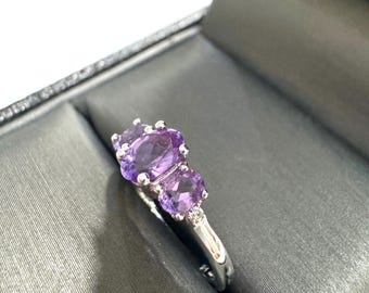 Anillo de cóctel de 3 piedras de oro blanco macizo de 10k con amatista púrpura natural ovalada de 0,75 ct y diamantes, 1,6 g, talla 5.
