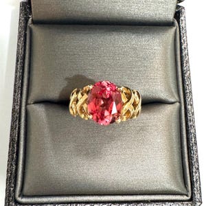 Vintage 1980s 3.25ct Padparadscha Sapphire Solid 10k Yellow Gold Ribbon Infinity Oval Solitaire Statement Cocktail Ring 3.2g Size 6.75